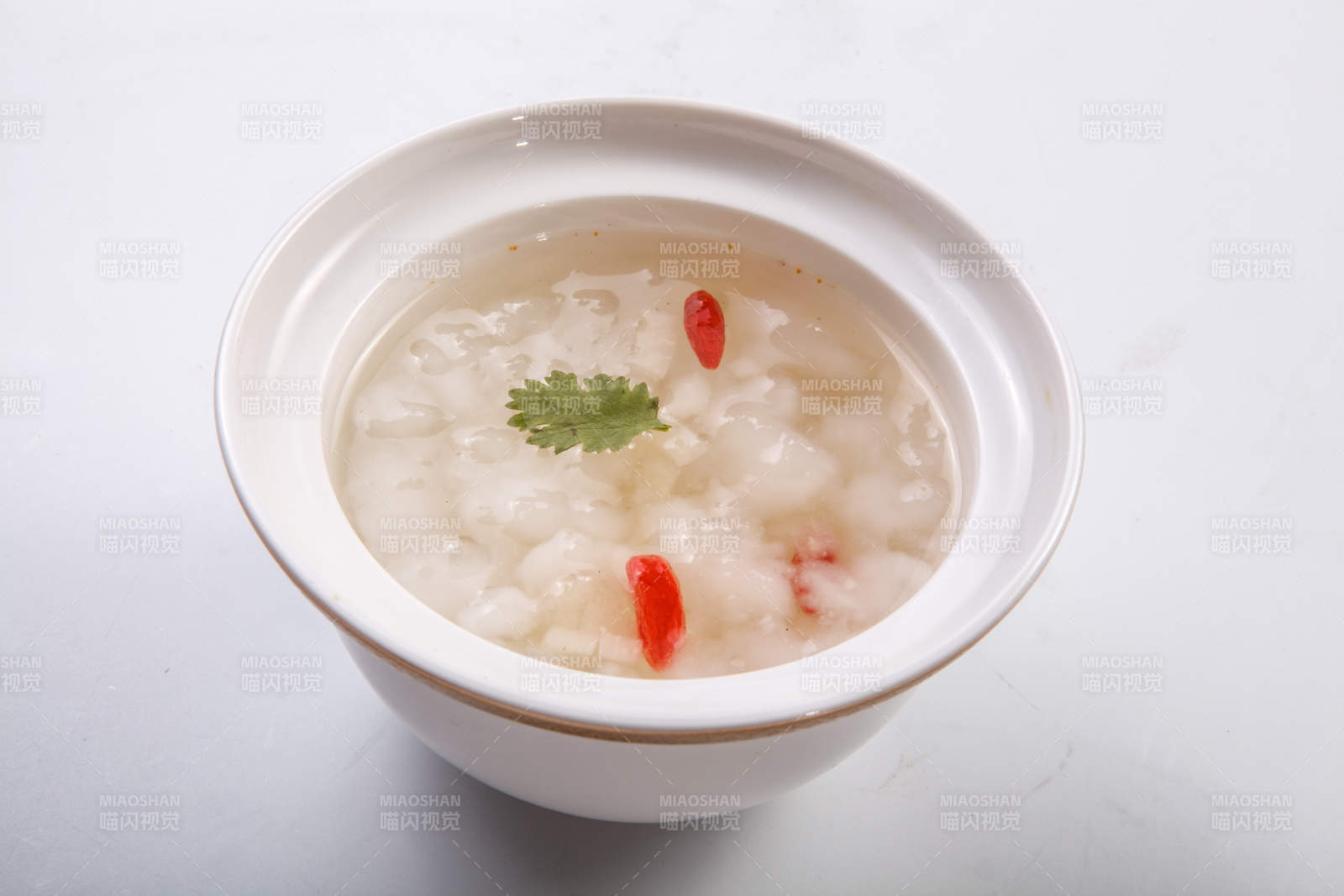 白色背景上的银耳枸杞炖雪蛤图片