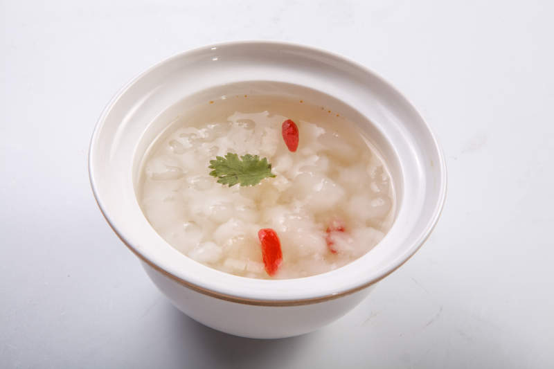 白色背景上的银耳枸杞炖雪蛤图片