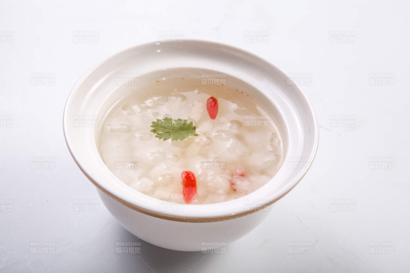 白色背景上的银耳枸杞炖雪蛤图片