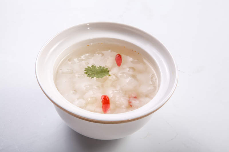 白色背景上的银耳枸杞炖雪蛤图片