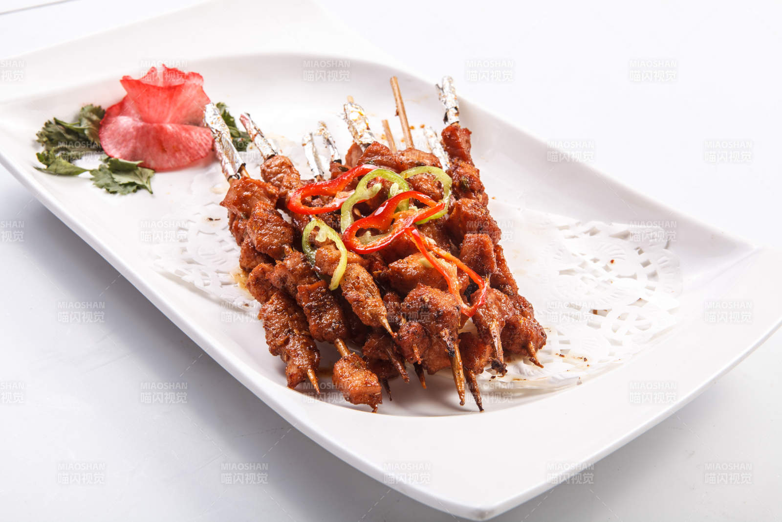 白色瓷盘装的香炸牛大串图片