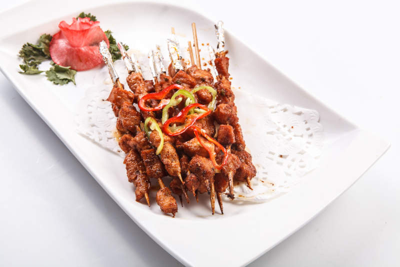 白色瓷盘装的香炸牛大串图片