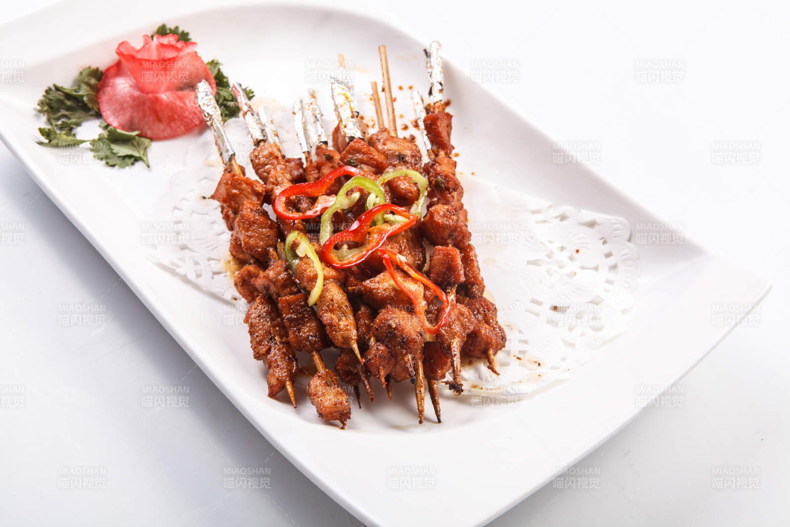 白色瓷盘装的香炸牛大串图片