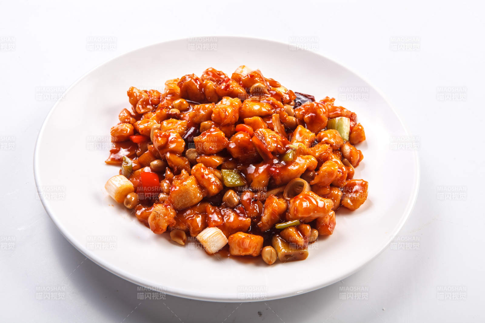 白色瓷盘装的宫保鸡丁图片