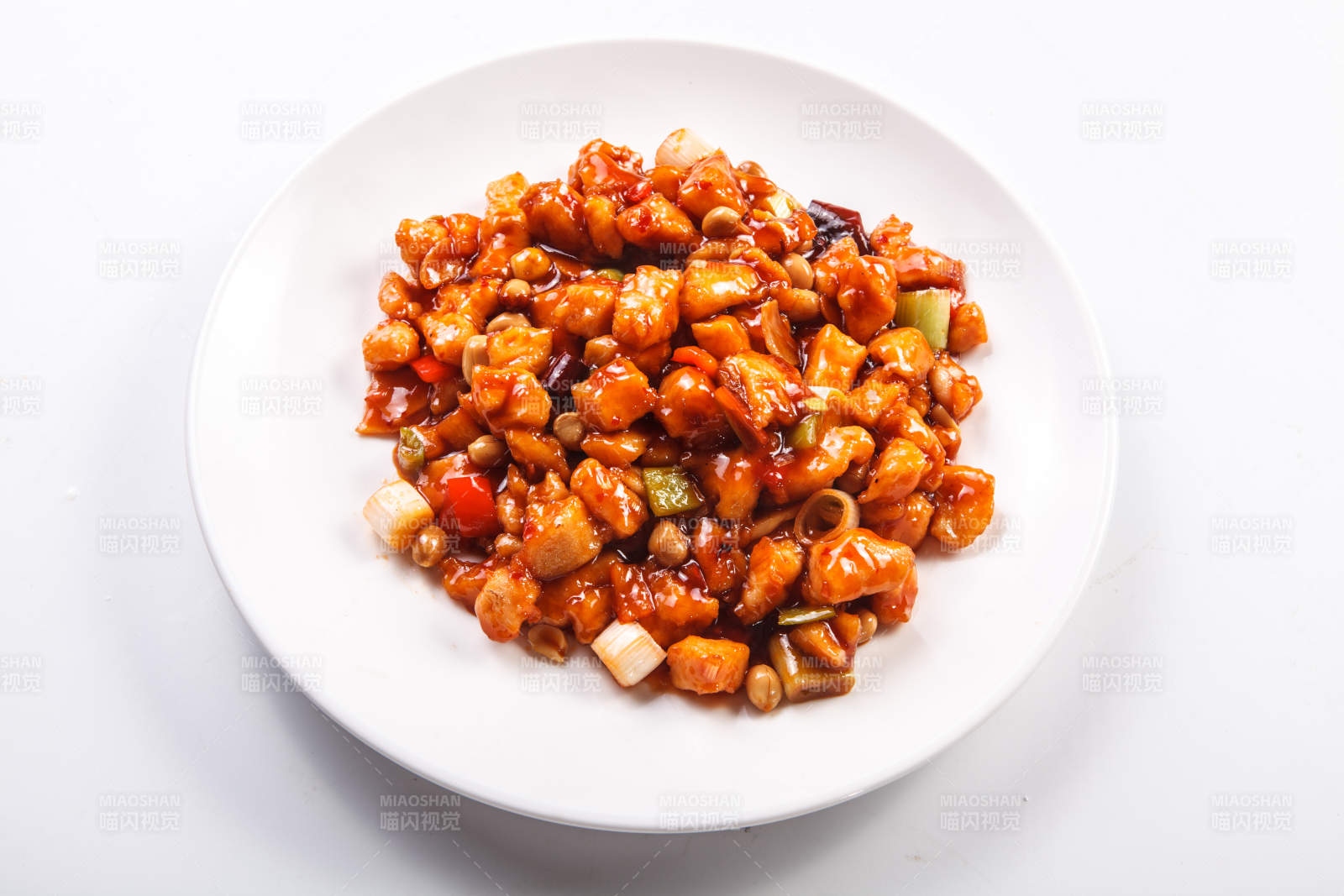 白色瓷盘装的宫保鸡丁图片