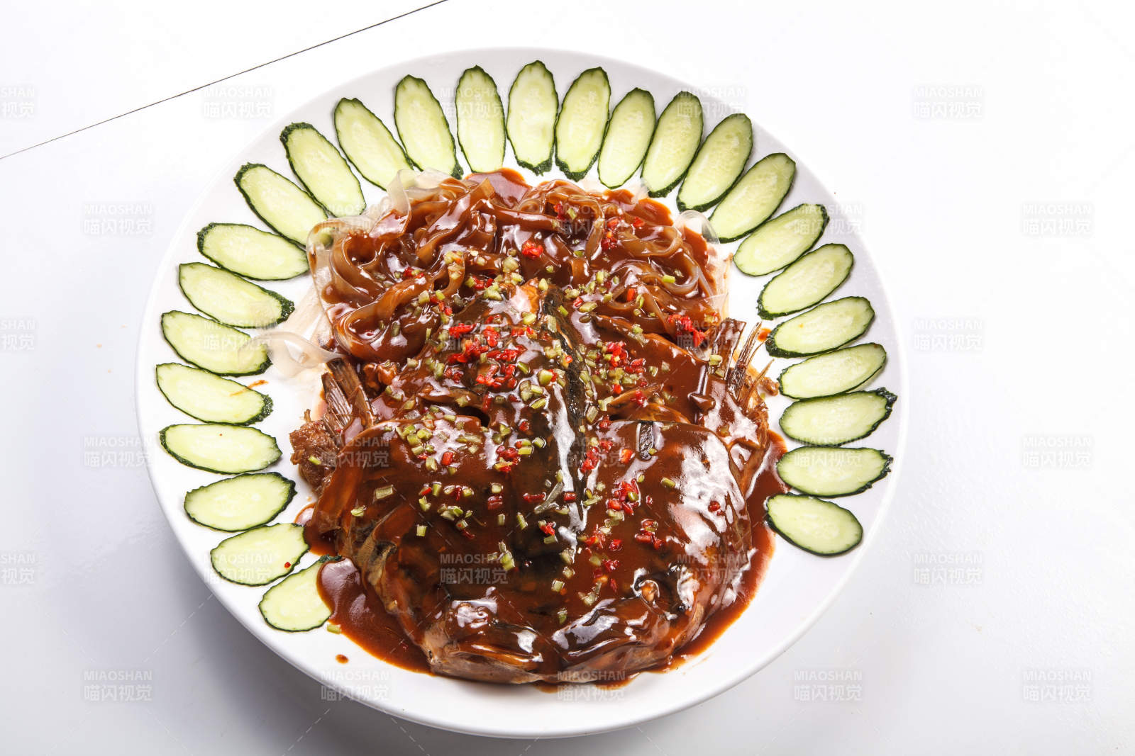 白瓷盘装的酱焖千岛湖大鱼头图片