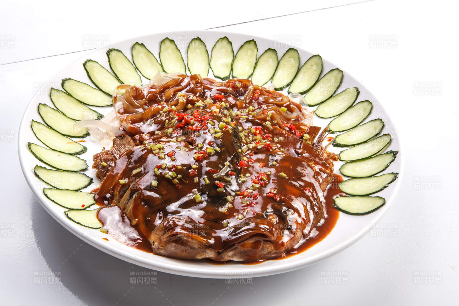 白瓷盘装的酱焖千岛湖大鱼头图片