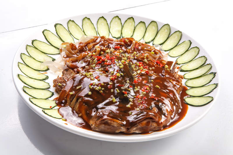 白瓷盘装的酱焖千岛湖大鱼头图片