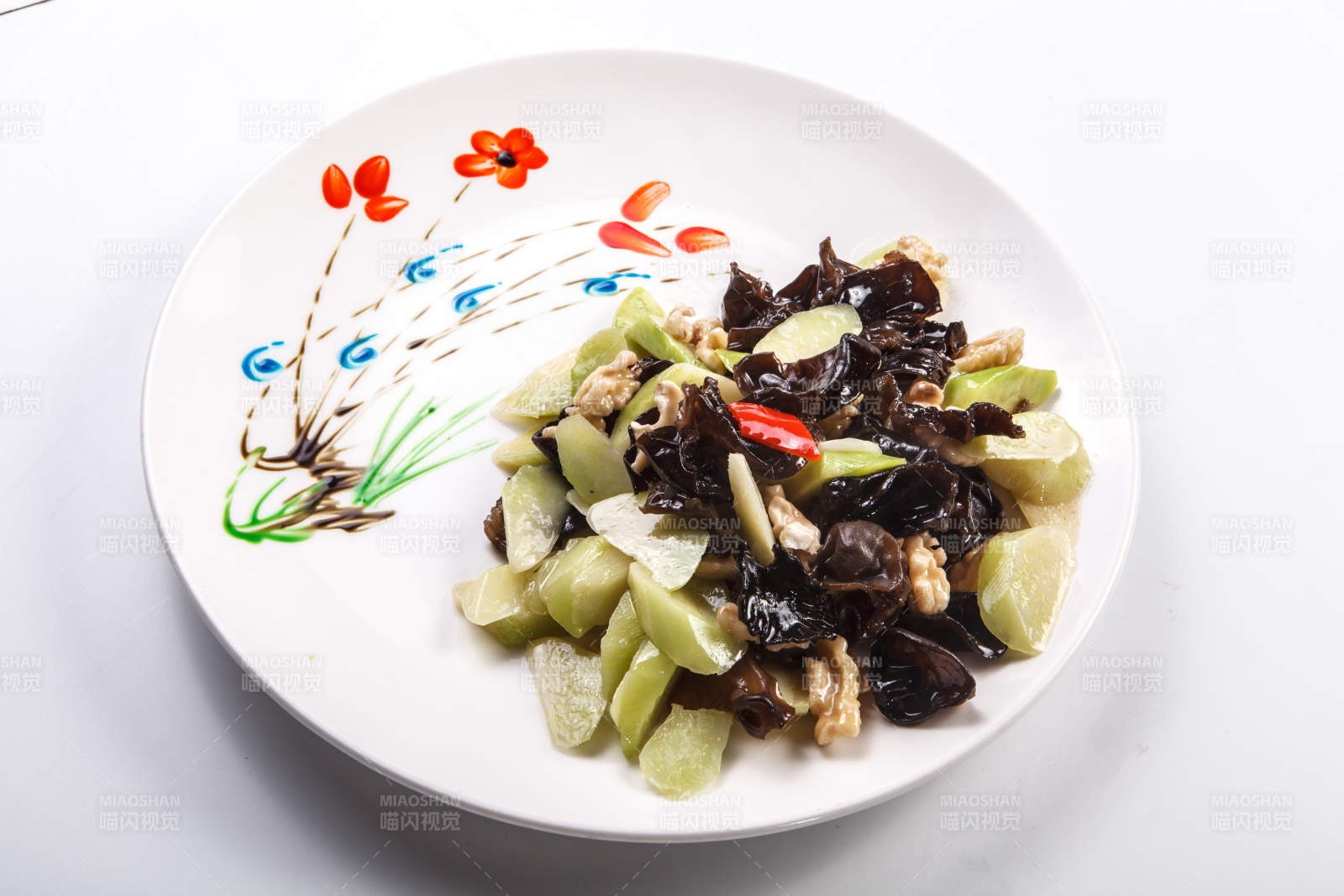 白色背景上的芦笋木耳鲜桃仁图片