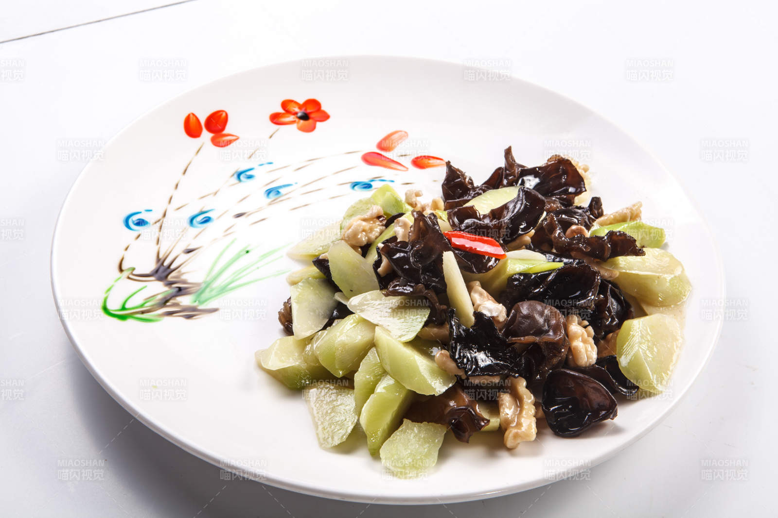 白色背景上的芦笋木耳鲜桃仁图片