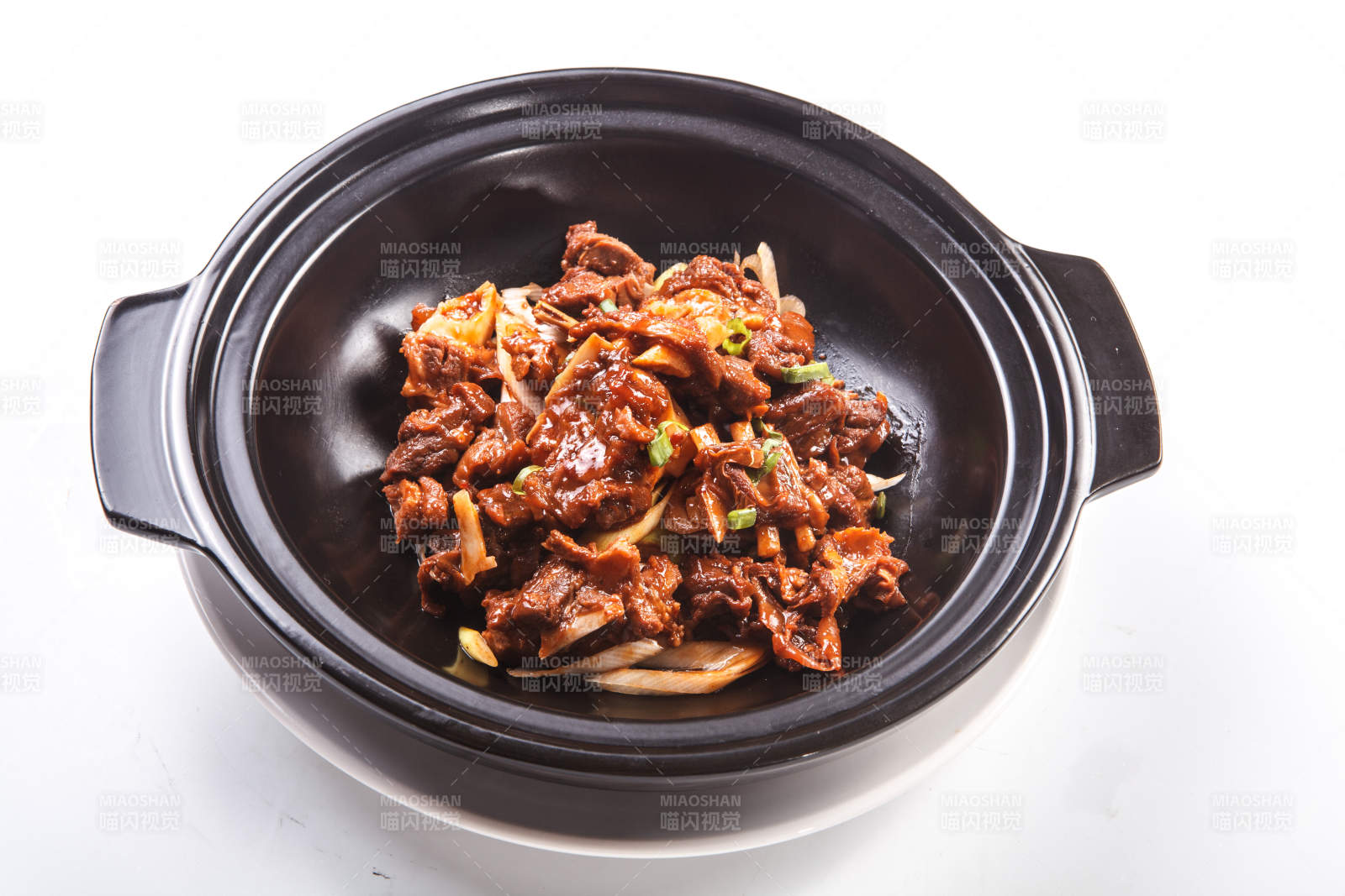 白色背景上的砂锅猪腩肉图片