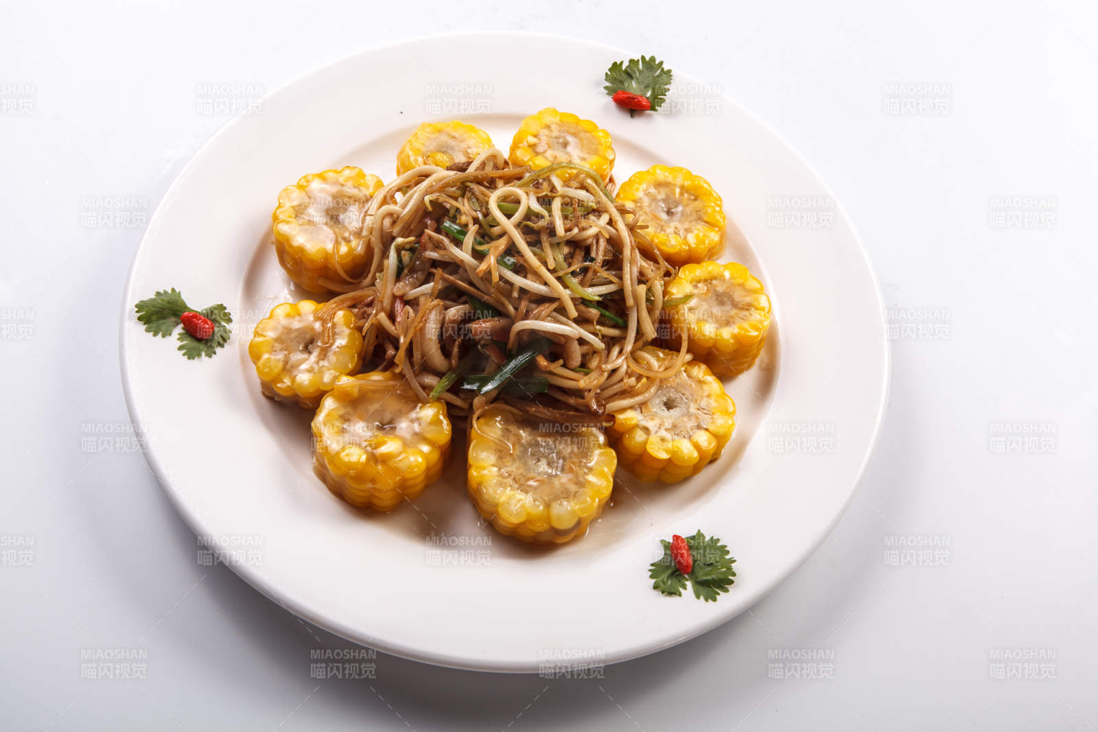 白瓷盘装的农家大乱炖图片