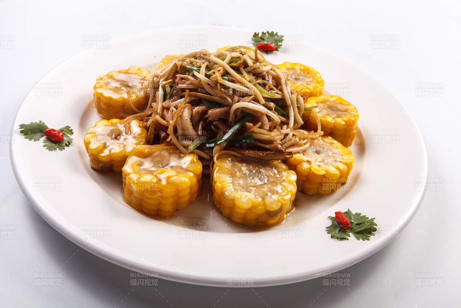 白瓷盘装的农家大乱炖图片