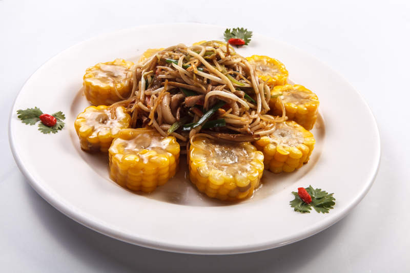 白瓷盘装的农家大乱炖图片