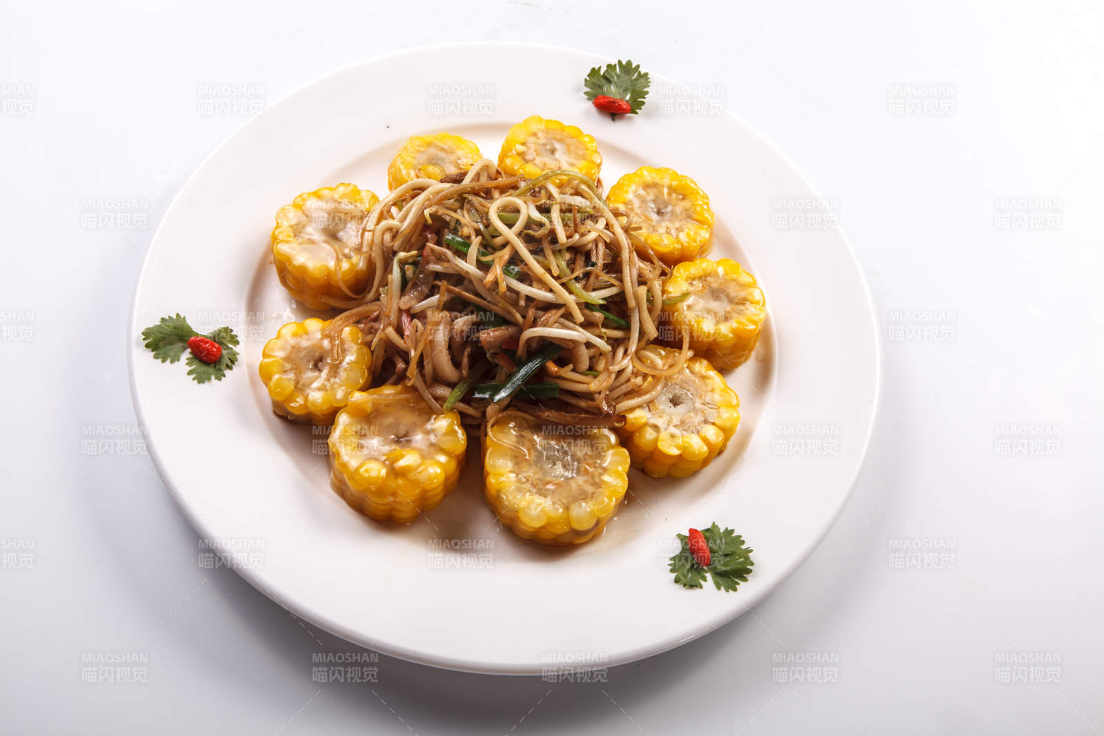 白瓷盘装的农家大乱炖图片