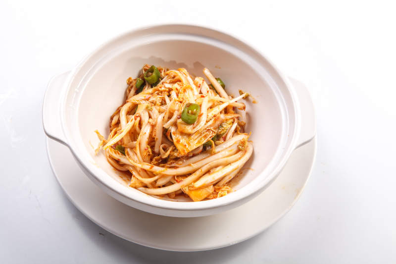 白色背景上砂锅米椒娃娃菜图片