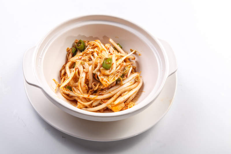 白色背景上砂锅米椒娃娃菜图片