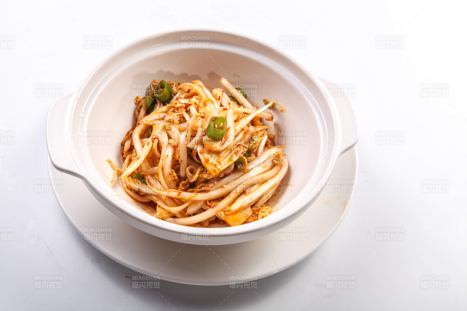 白色背景上砂锅米椒娃娃菜图片