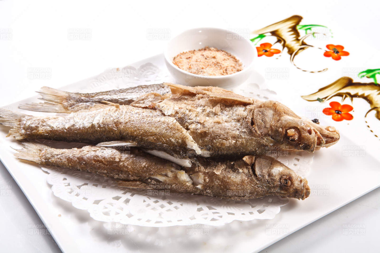 白色瓷盘装的蘸粉干炸深海大黄鱼图片