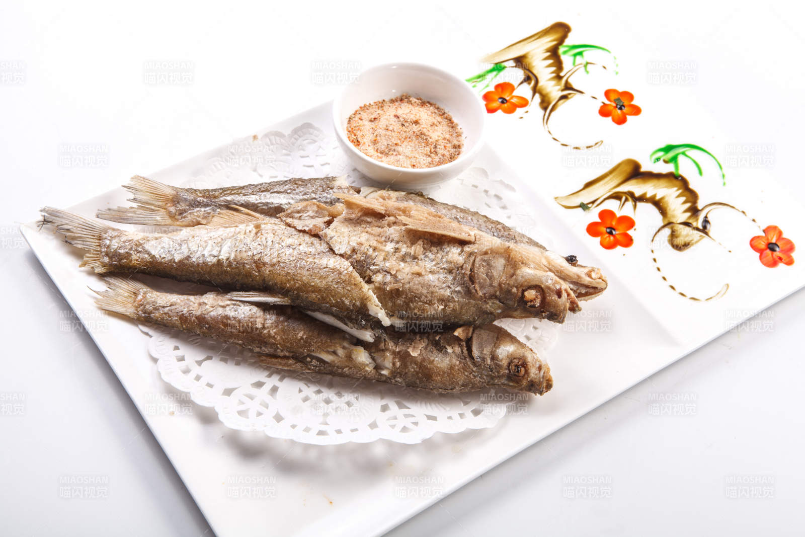 白色瓷盘装的蘸粉干炸深海大黄鱼图片