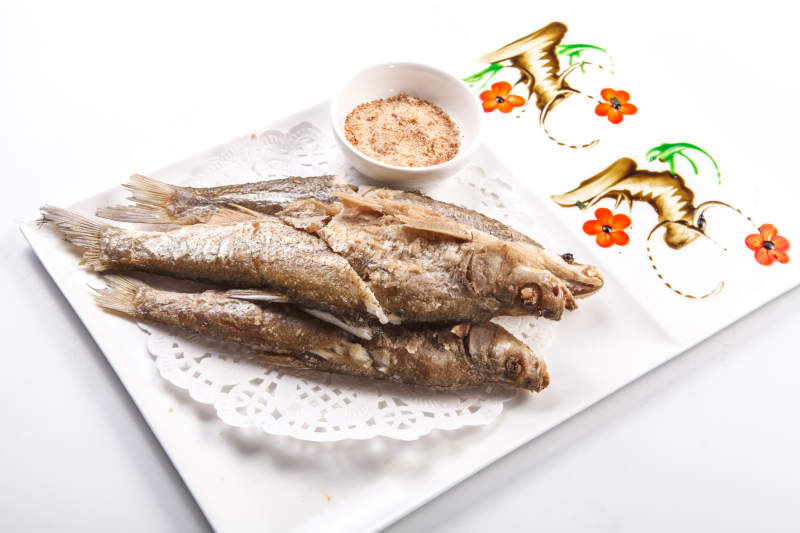 白色瓷盘装的蘸粉干炸深海大黄鱼图片