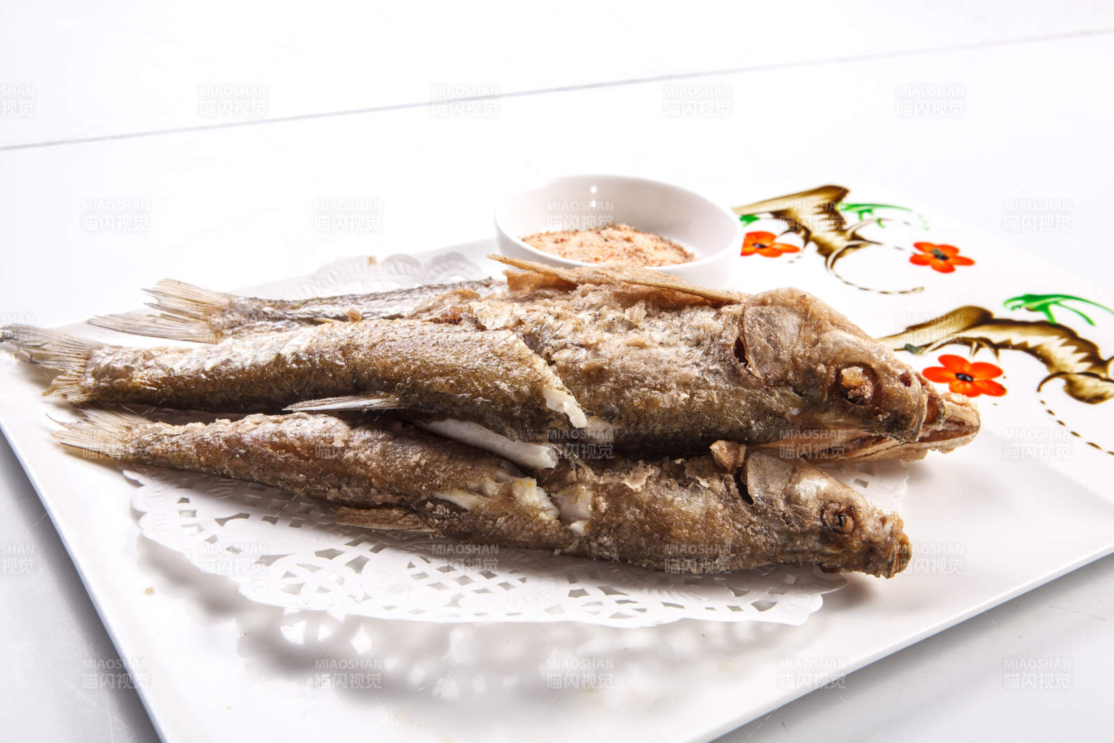 白色瓷盘装的蘸粉干炸深海大黄鱼图片