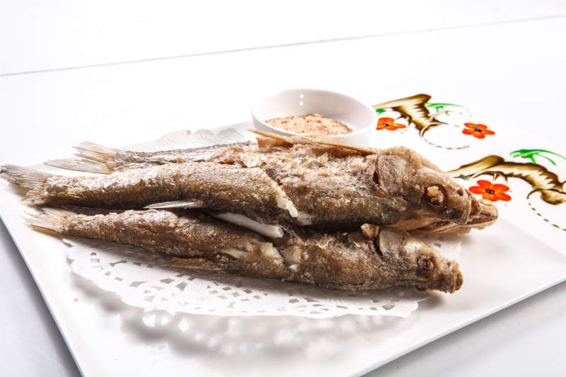 白色瓷盘装的蘸粉干炸深海大黄鱼图片