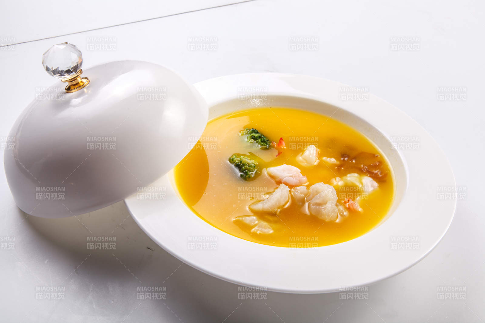 白色瓷盘装的浓汤花胶鱼肚炖鹿鞭图片