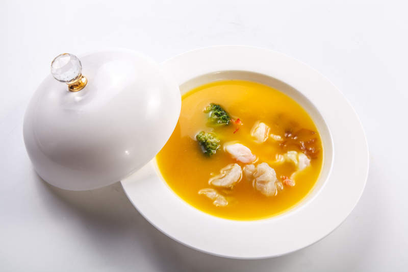 白色瓷盘装的浓汤花胶鱼肚炖鹿鞭图片