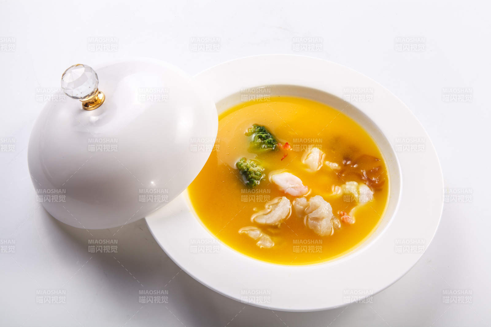 白色瓷盘装的浓汤花胶鱼肚炖鹿鞭图片