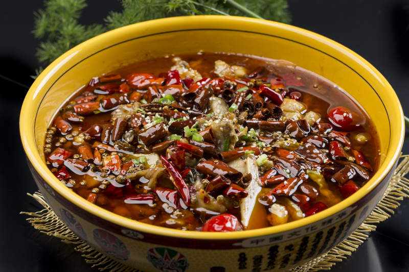 精美瓷餐具装的香水牛蛙图片