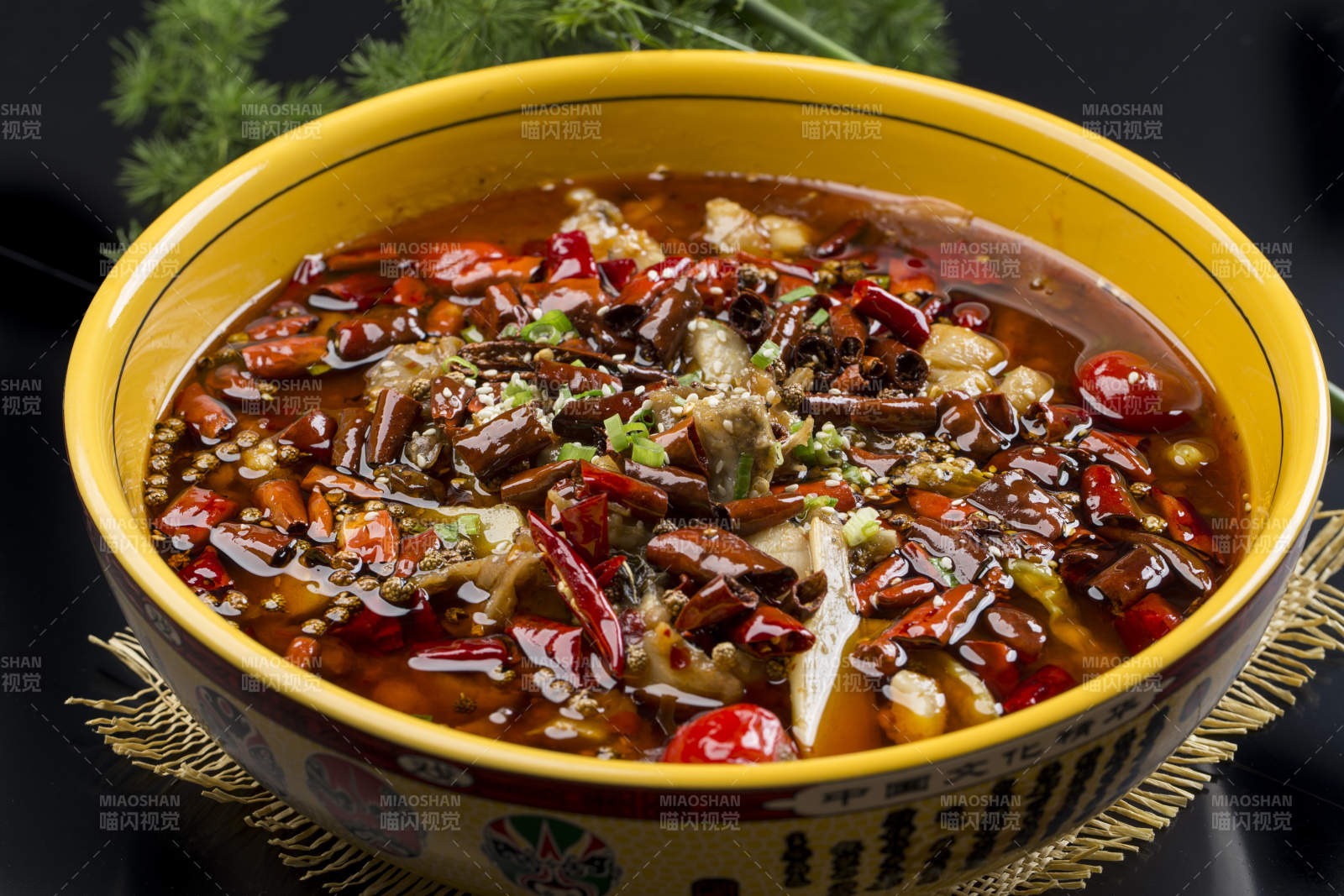 精美瓷餐具装的香水牛蛙图片