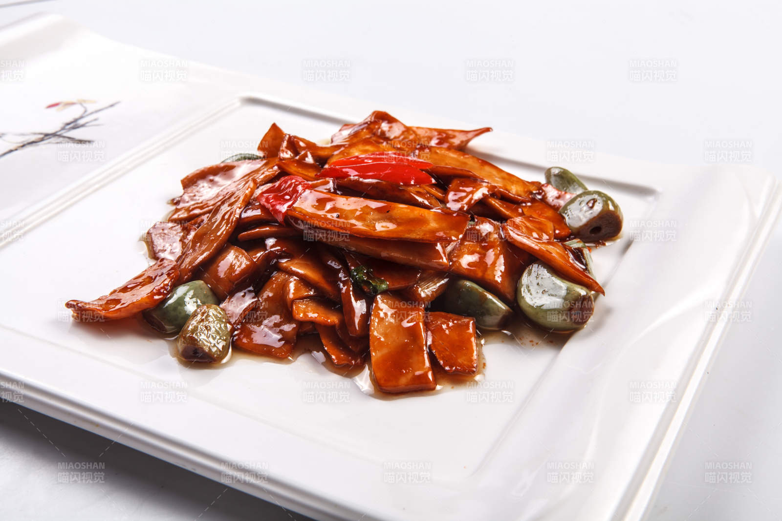 白瓷盘装的酱爆腊八蒜杏鲍菇图片