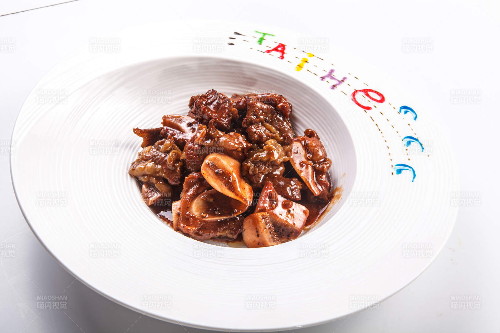 白色瓷盘装的酱焖牛仔骨图片