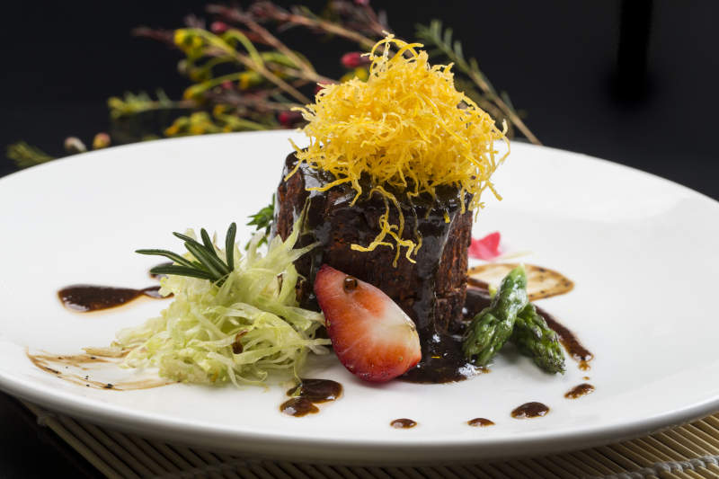 圆形白色瓷盘装的黑胡椒酱火腿图片