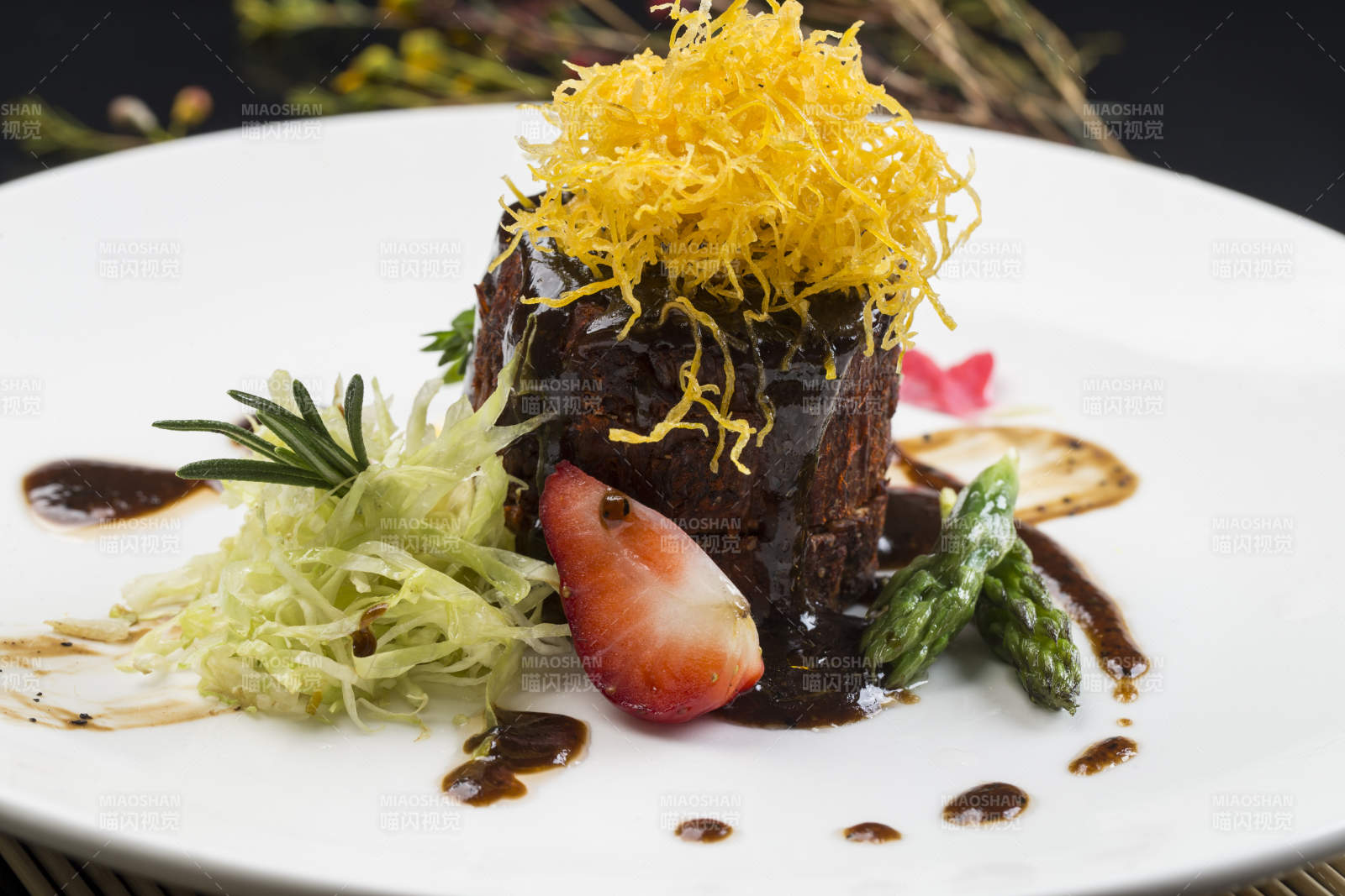 圆形白色瓷盘装的黑胡椒酱火腿图片