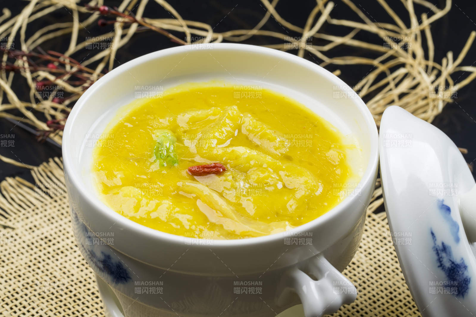 白色瓷汤盅装的浓汤鱼肚花胶图片
