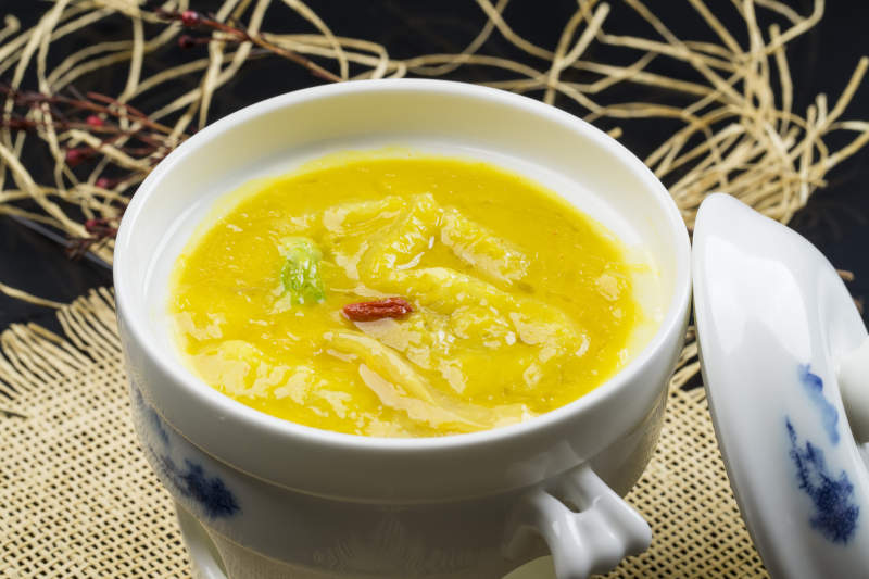 白色瓷汤盅装的浓汤鱼肚花胶图片
