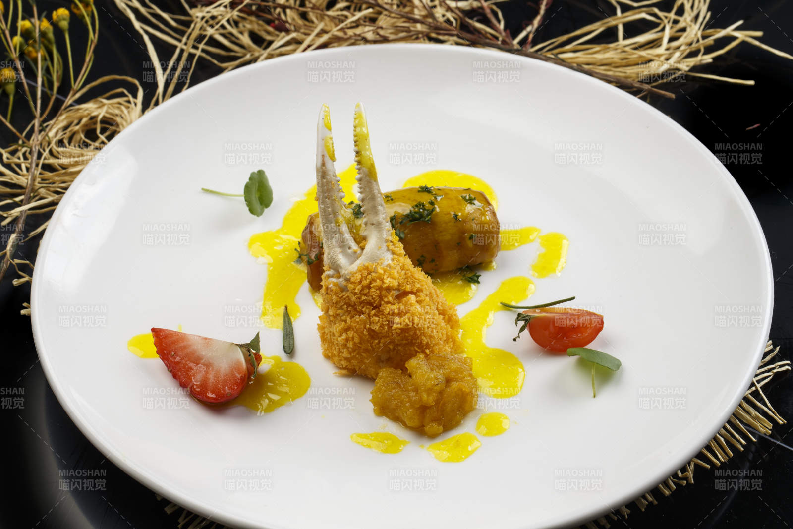 白色圆形瓷盘装的香炸深海蟹钳图片