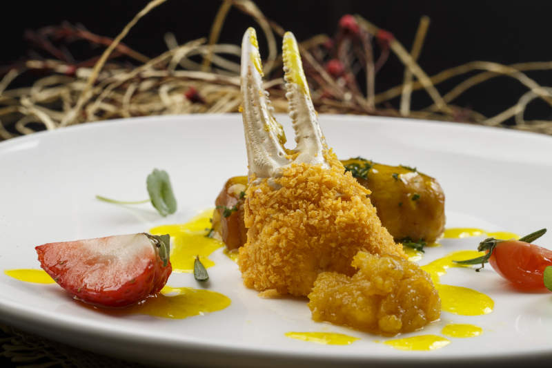 白色圆形瓷盘装的香炸深海蟹钳图片