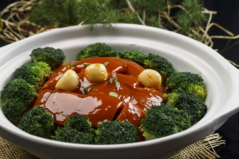 白色砂锅装的蒜香红烧肉图片