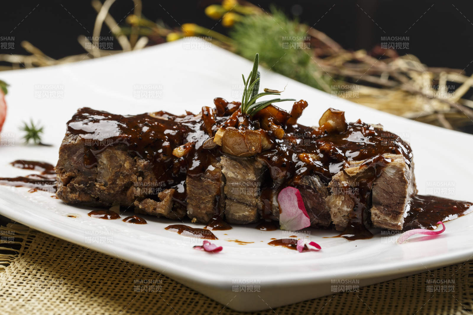 香烤牛肋拆骨肉图片