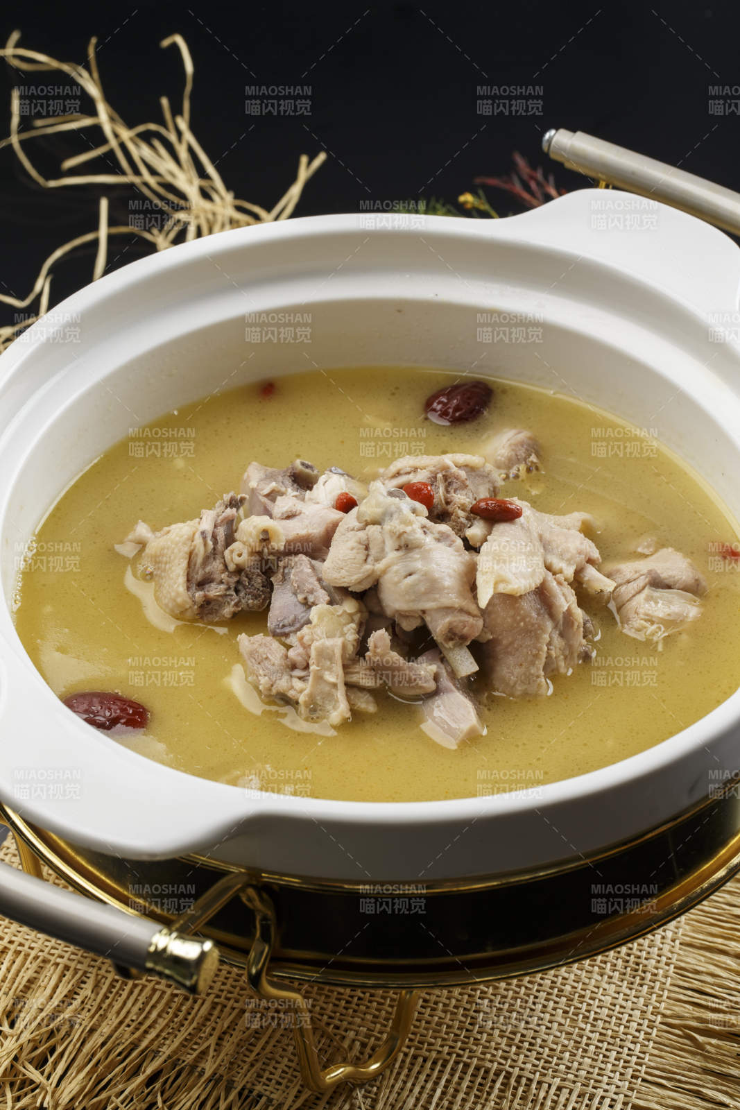 滋补老火砂锅柴鸡煲图片