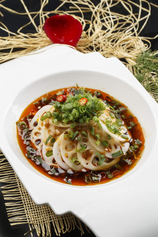 精美瓷餐具装的酸辣凉拌藕片图片