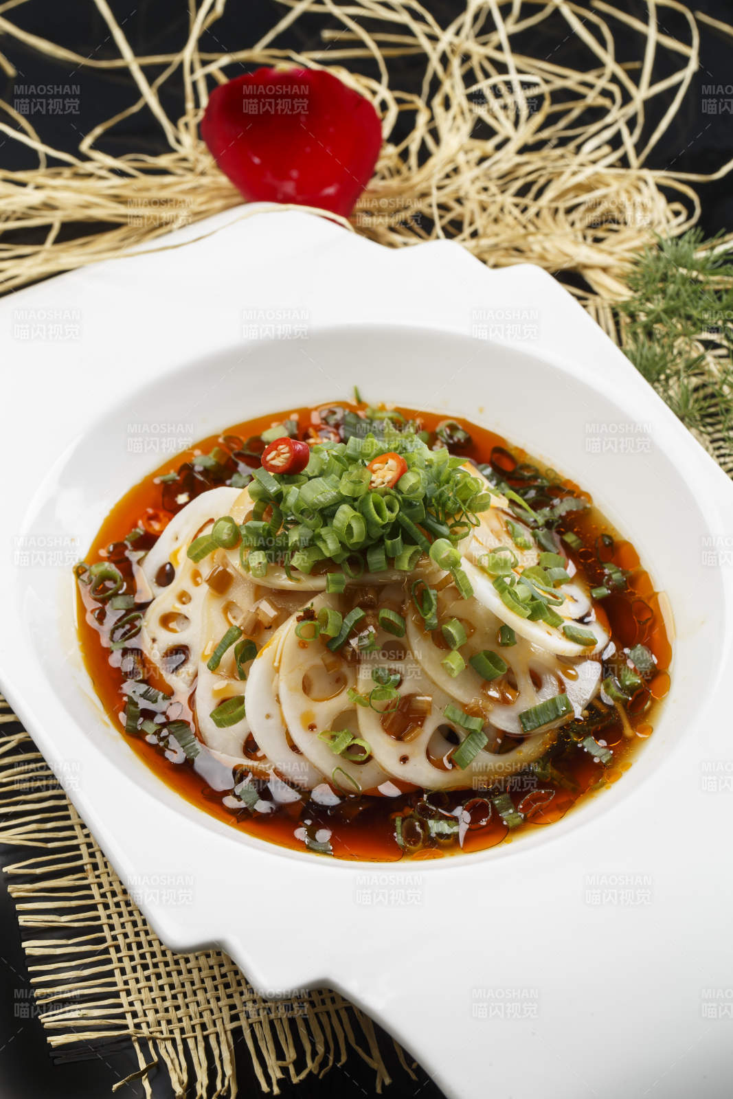 精美瓷餐具装的酸辣凉拌藕片图片