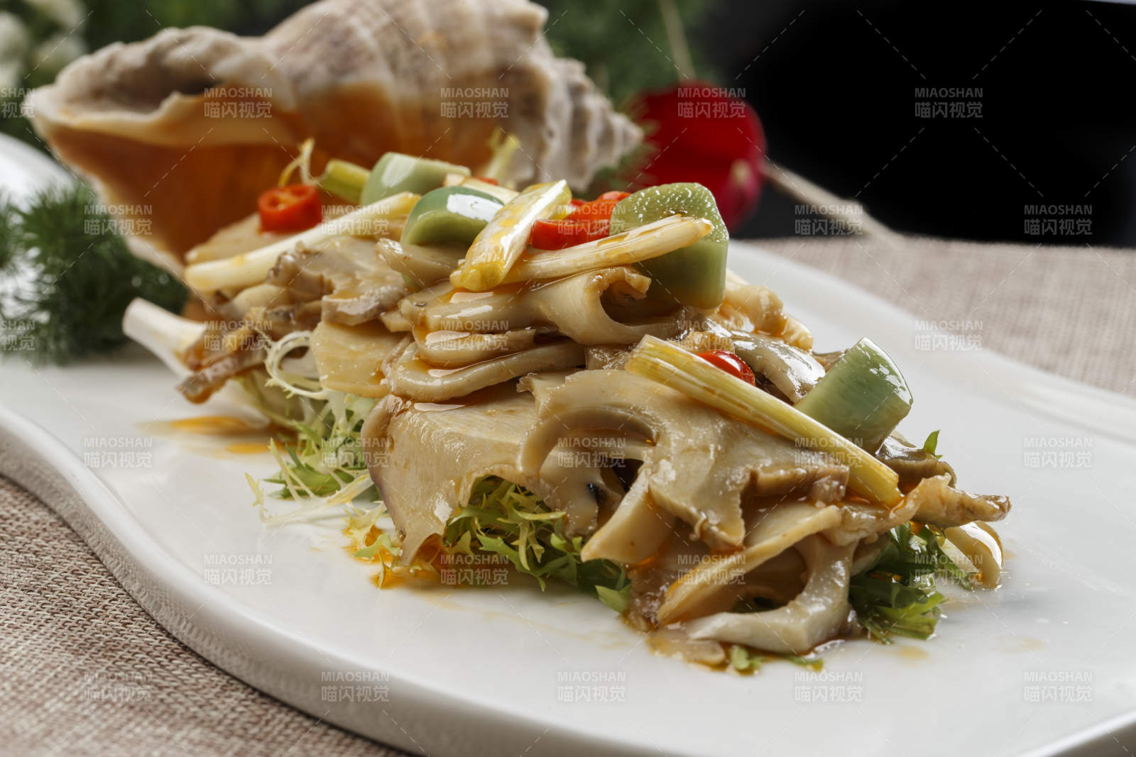 腊八蒜温拌海螺片图片