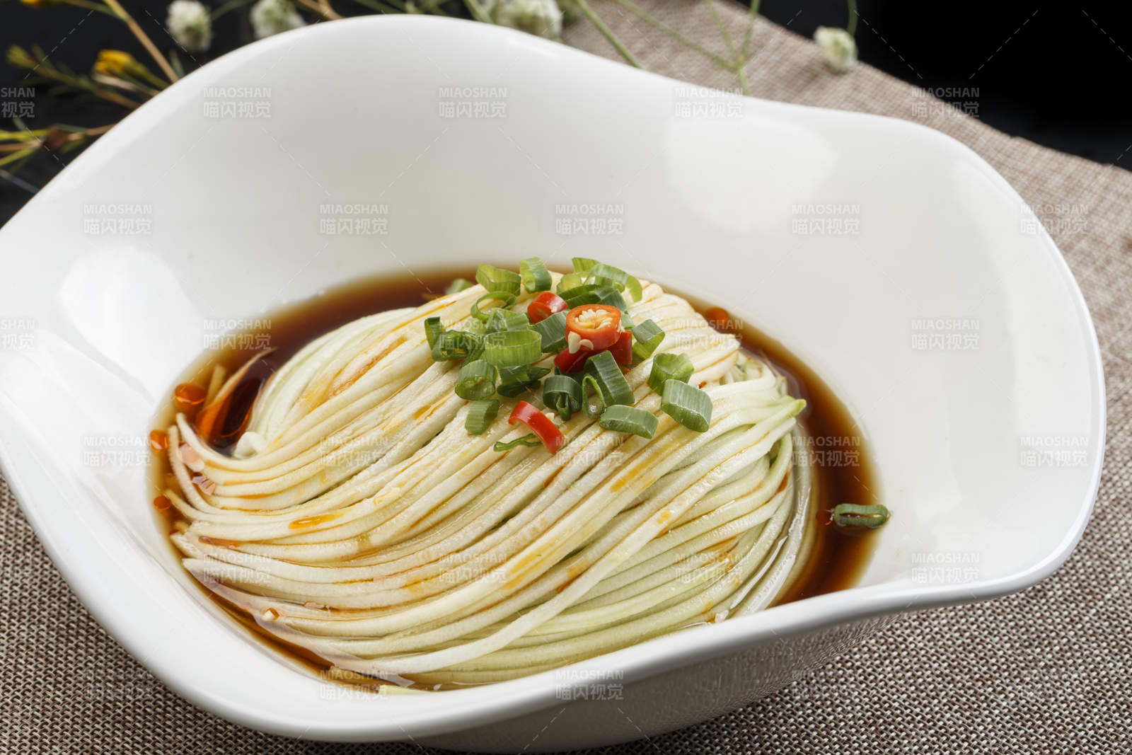 花型白瓷盘装的捞汁瓜丝图片