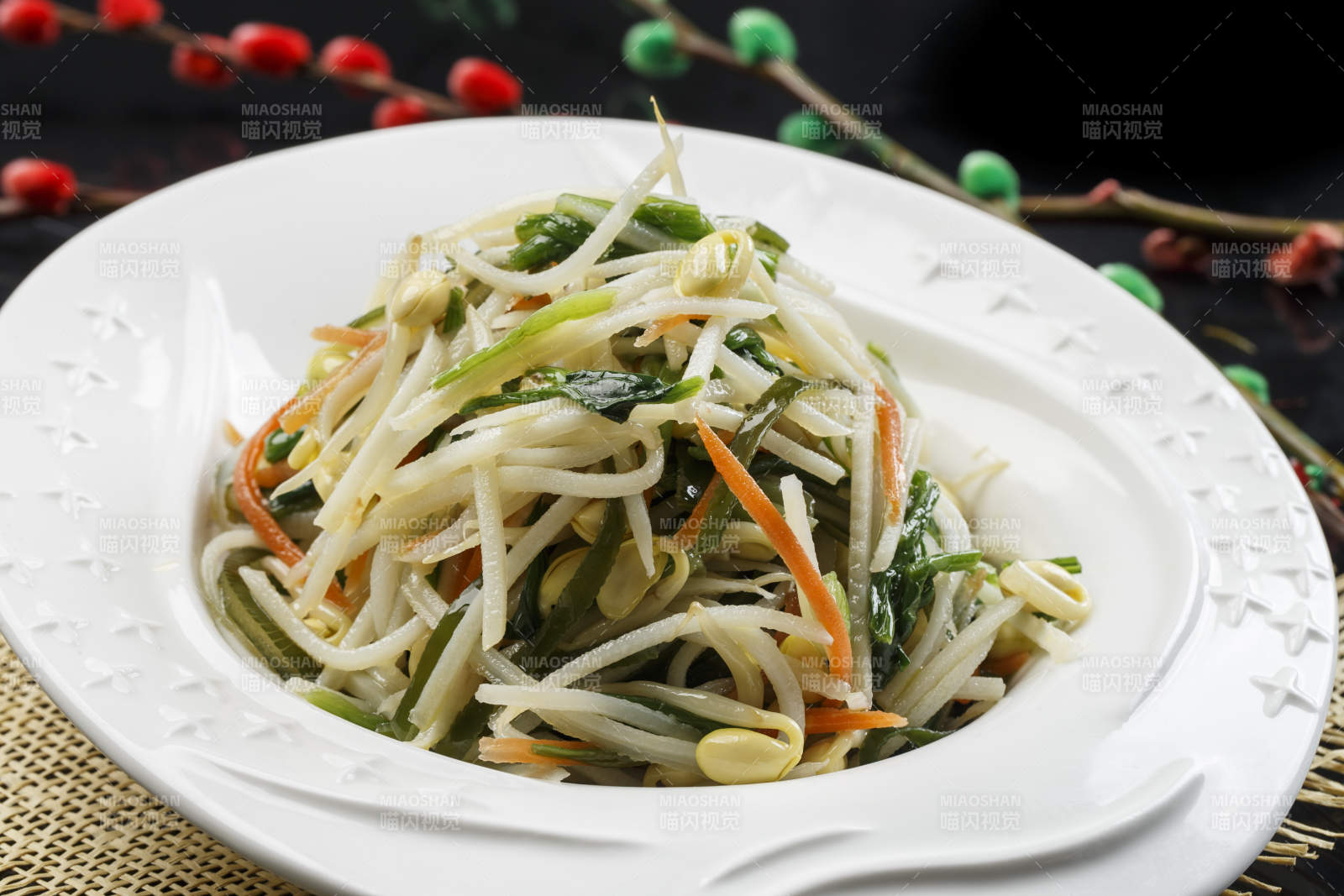 白色瓷盘装的菠菜胡萝卜丝拌豆芽图片