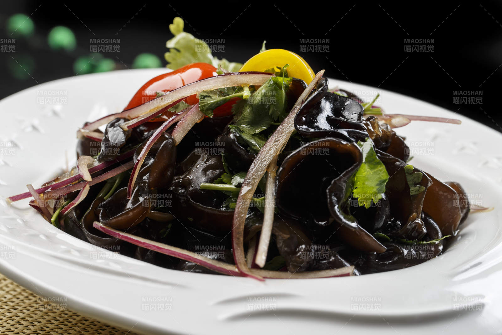 白色瓷盘装的浇汁洋葱彩椒黑木耳图片