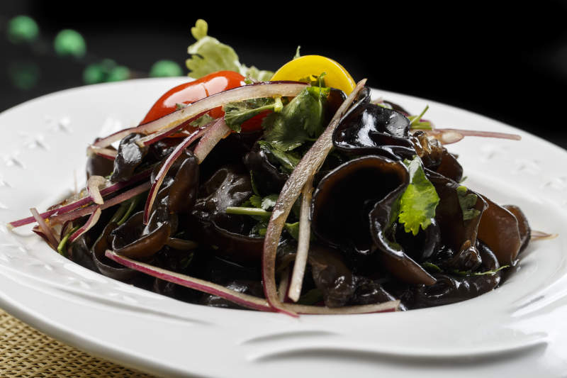 白色瓷盘装的浇汁洋葱彩椒黑木耳图片